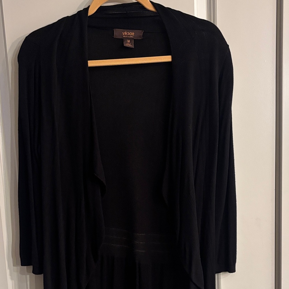 Víctor Alfaro Light Weight Cardigan. Size Medium.  100% Rayón. Soo soft